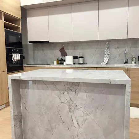 Modern Meets Comfort 2 Bedroom In Bllok Διαμέρισμα
