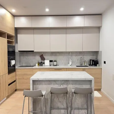Modern Meets Comfort 2 Bedroom In Bllok *