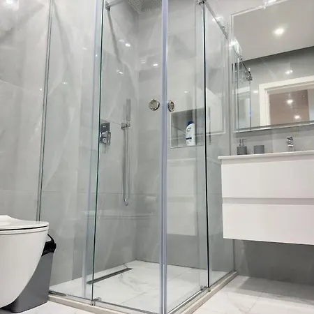 Apartament Modern Meets Comfort 2 Bedroom In Bllok Tirana